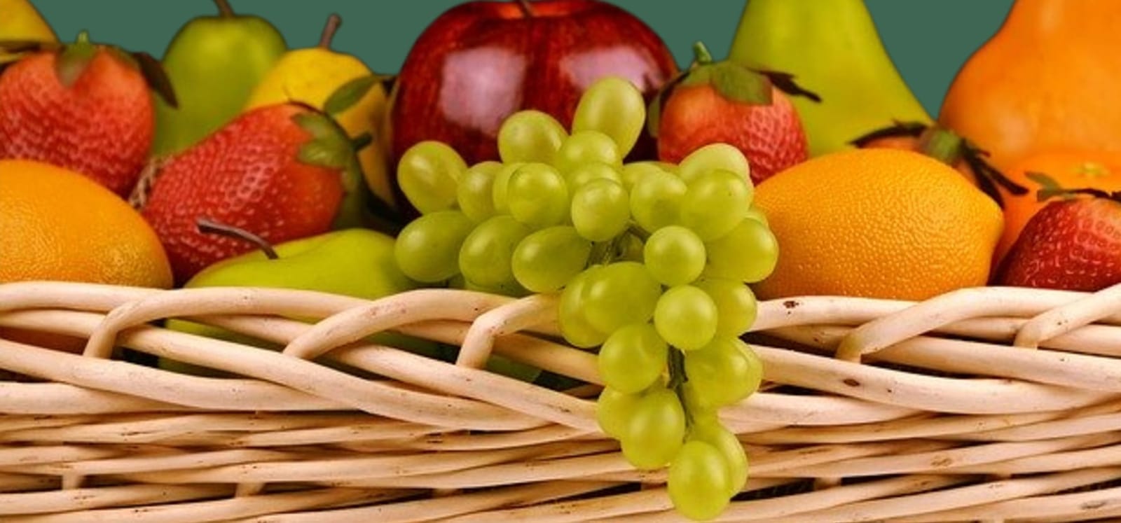 Corbeille de fruits frais livrée au bureau&nbsp;: raisin, pommes, poires, fraises et oranges